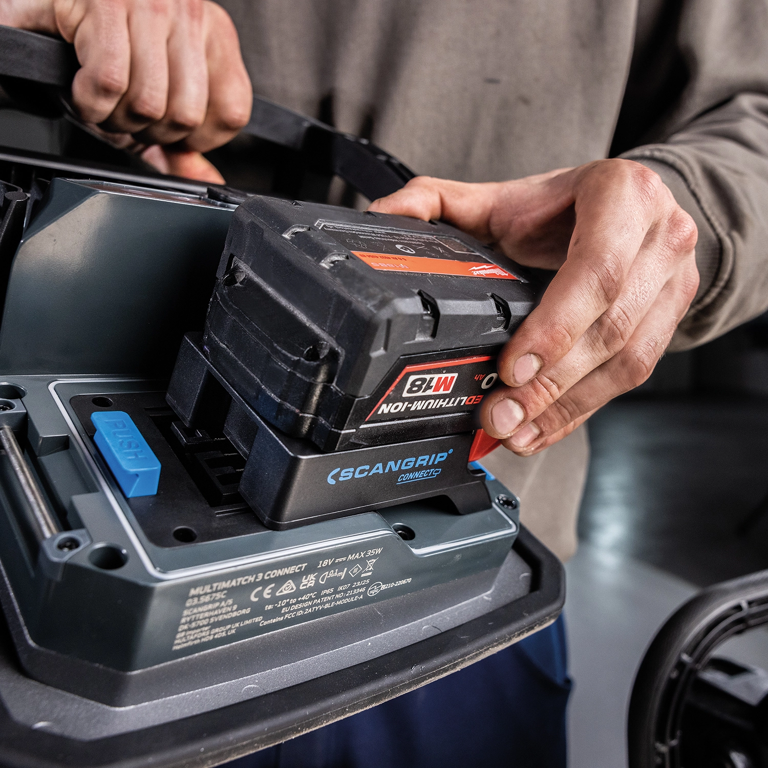 SCANGRIP MULTIMATCH 3 CONNECT Akülü 3000 Lümen LED Çalışma Lambası (220V Dönüştürücü Adaptörlü)