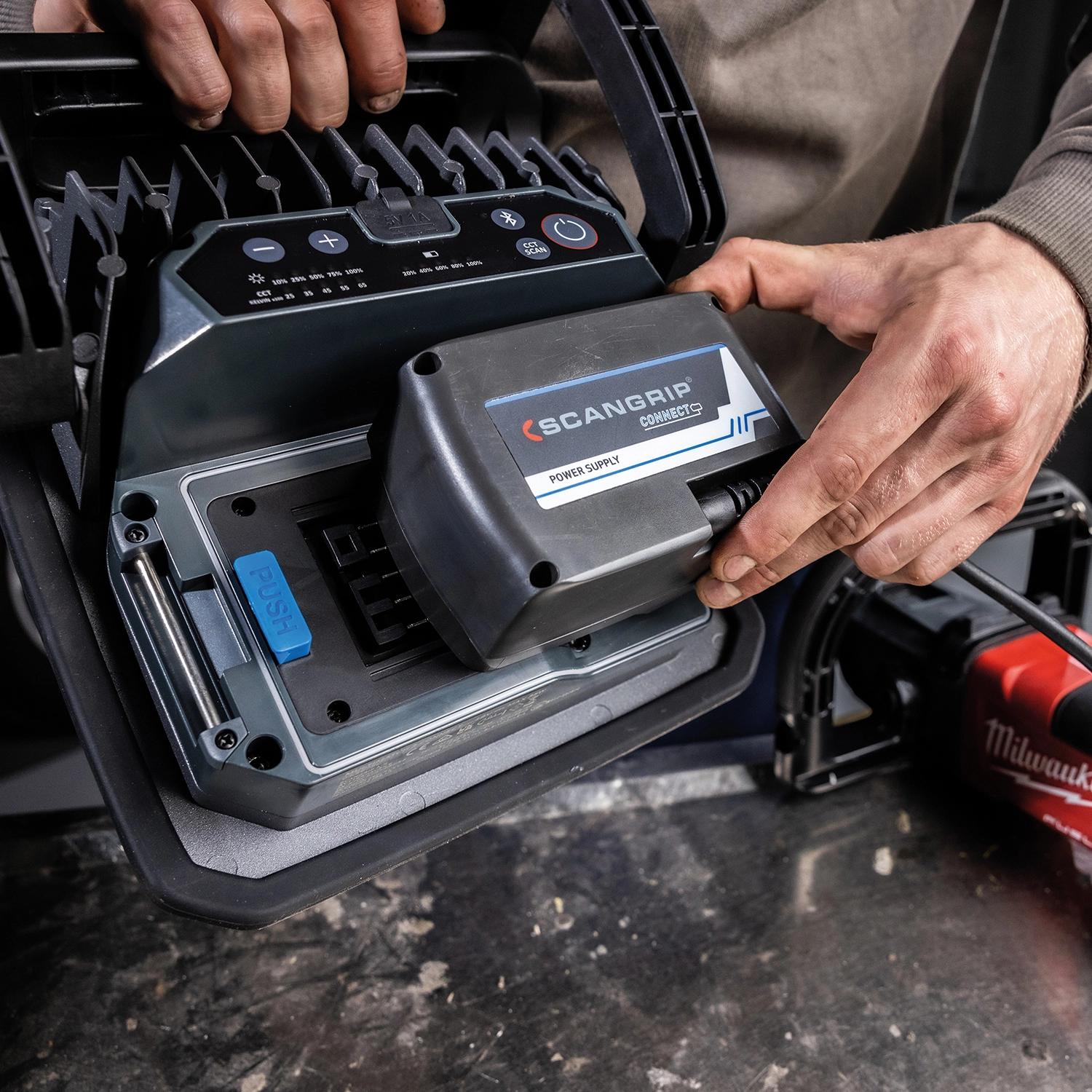 SCANGRIP MULTIMATCH 3 CONNECT Akülü 3000 Lümen LED Çalışma Lambası (220V Dönüştürücü Adaptörlü)