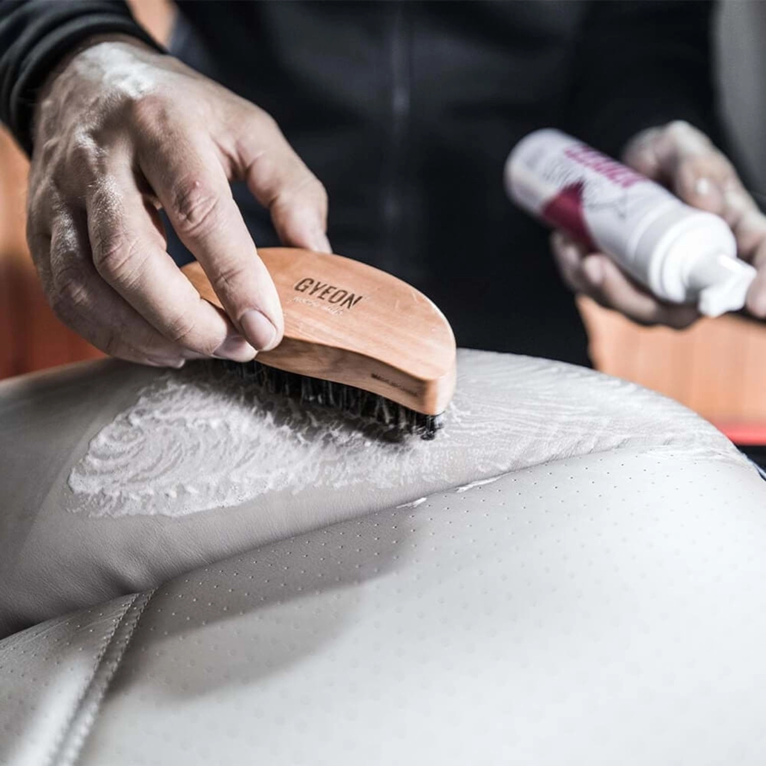 Gyeon Q²M Leather Brush At Kılı Deri Temizlik Fırçası | Profesyonel Deri Bakım ve Temizleme Fırçası