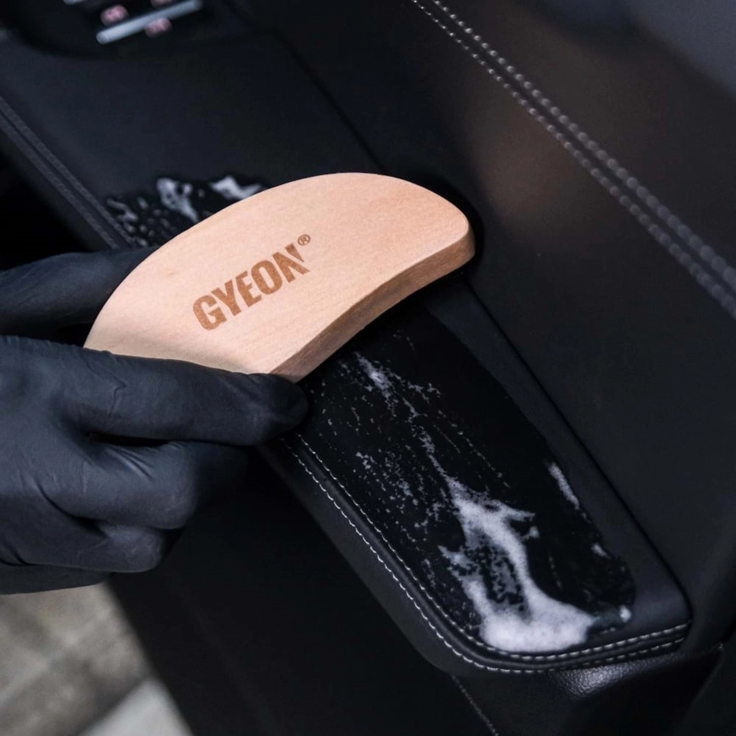 Gyeon Q²M Leather Brush At Kılı Deri Temizlik Fırçası | Profesyonel Deri Bakım ve Temizleme Fırçası