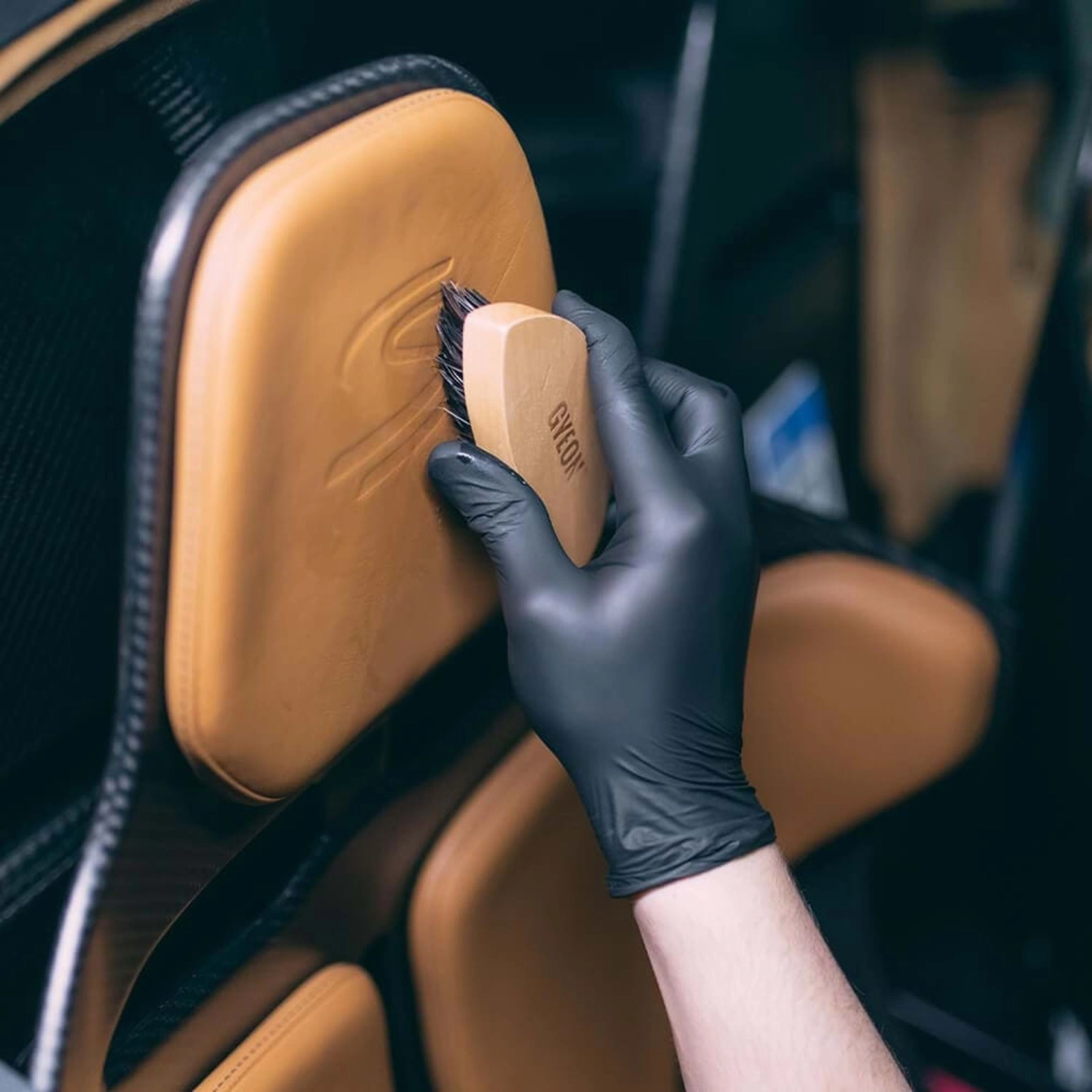 Gyeon Q²M Leather Brush At Kılı Deri Temizlik Fırçası | Profesyonel Deri Bakım ve Temizleme Fırçası