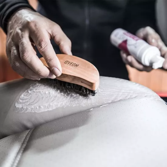GYEON Q²M Leather Brush At Kılı Deri Temizlik